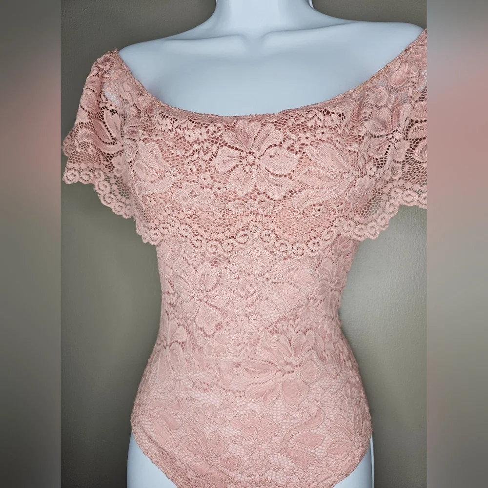 A'GACI Off the shoulder All Over Lace Pink Bodysuit. Size Small - Picture 8 of 14